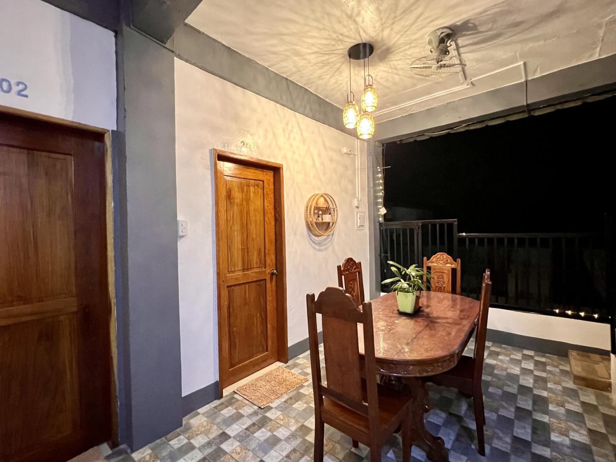 Eighty8 Tourist Inn Coron Esterno foto