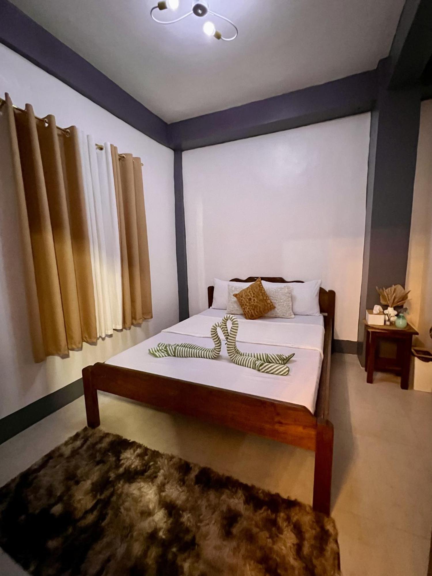 Eighty8 Tourist Inn Coron Esterno foto